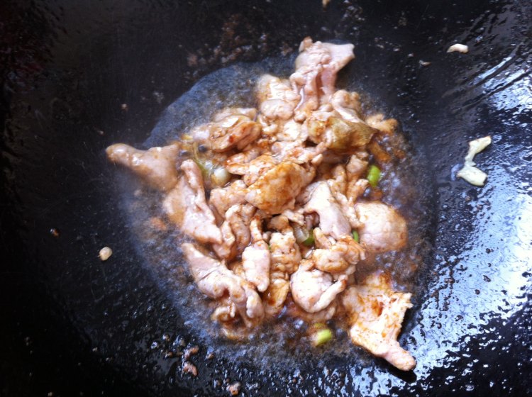 白菜香菇胡萝卜炒肉步骤3