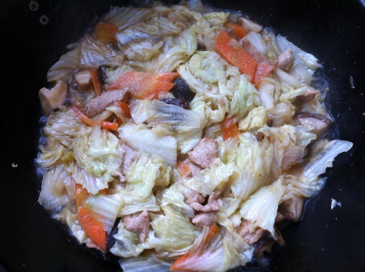 白菜香菇胡萝卜炒肉步骤7