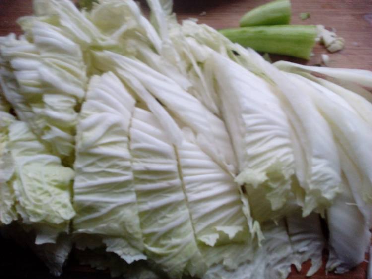 白菜炖素鸡翅步骤2