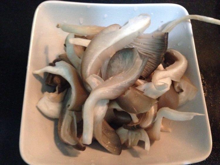 蒜蓉白菜蘑菇步骤2