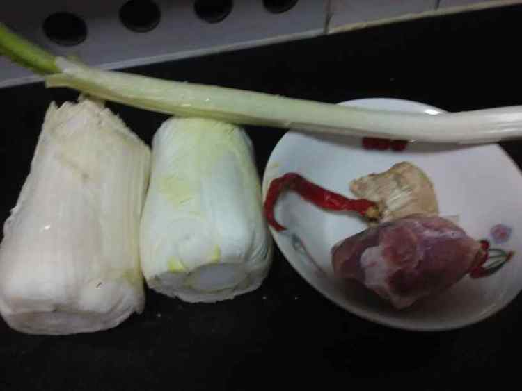 大葱白菜炒肉步骤1