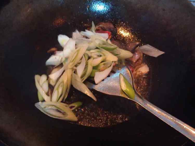 大葱白菜炒肉步骤5