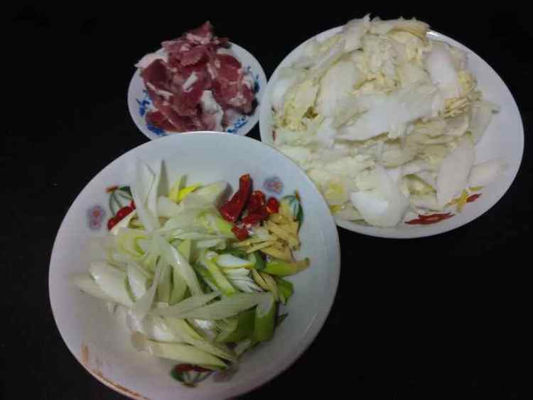 大葱白菜炒肉步骤2