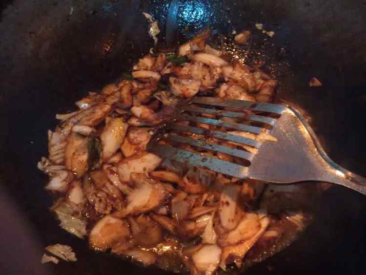 大葱白菜炒肉步骤7