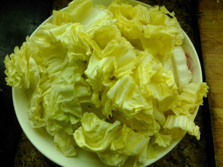 白菜炒香菇步骤2