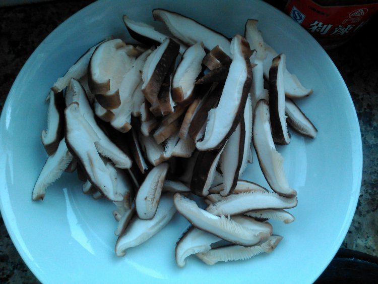 白菜炒香菇步骤4