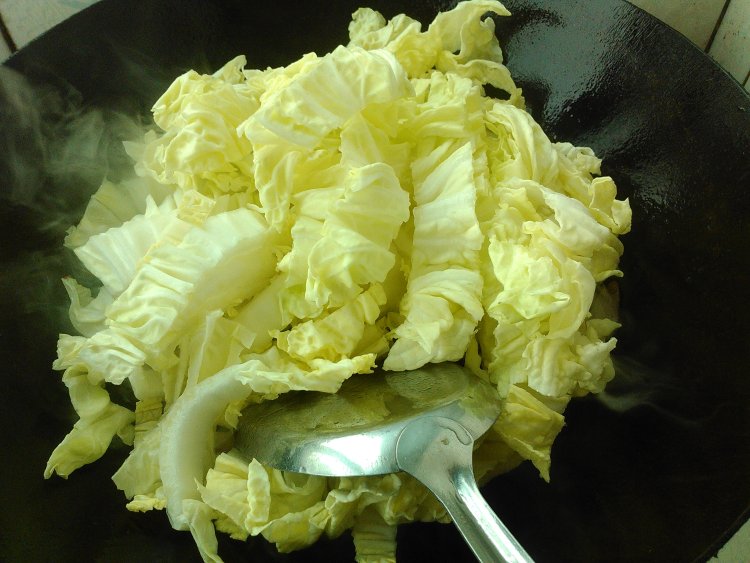 白菜炒香菇步骤6