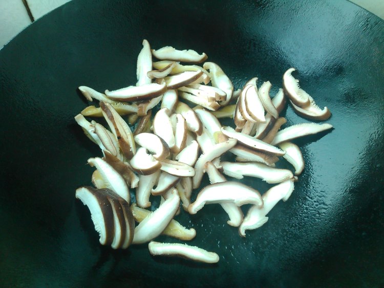 白菜炒香菇步骤5