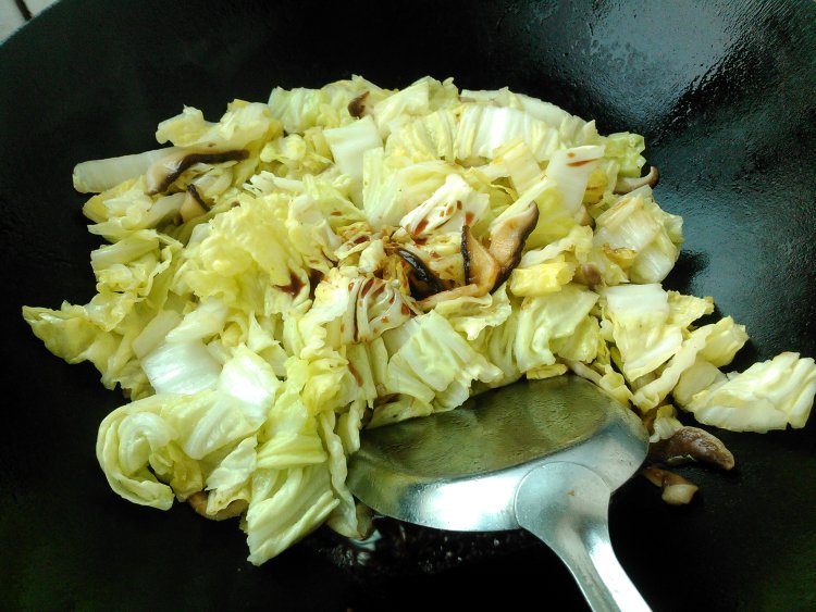 白菜炒香菇步骤7