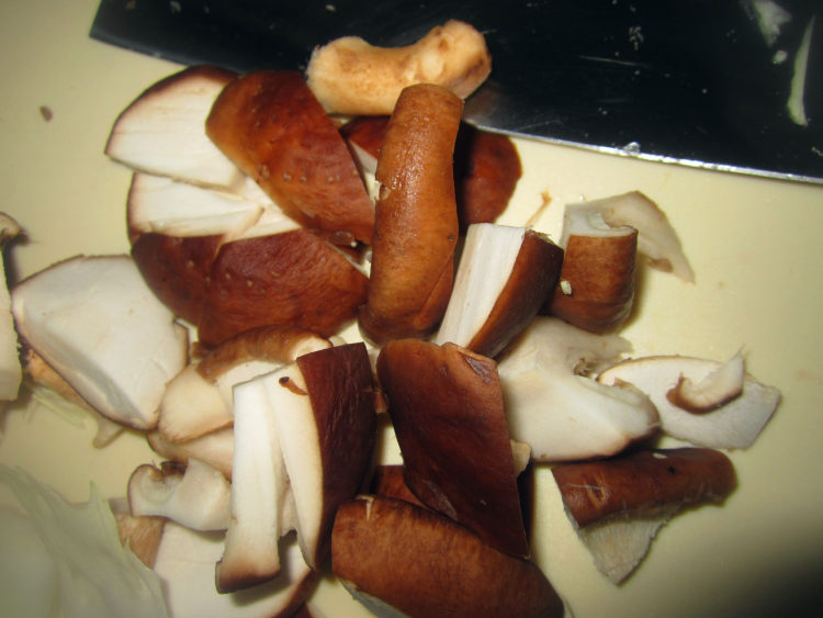 干锅白菜香菇步骤3