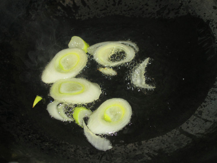 干锅白菜香菇步骤4