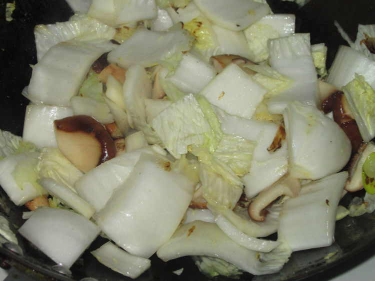 干锅白菜香菇步骤7