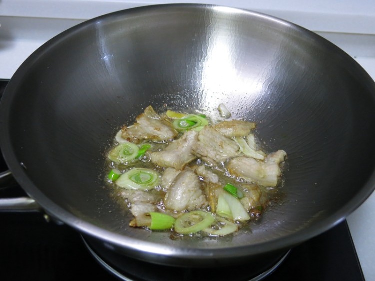 白菜肉片炒牛肝菌步骤4