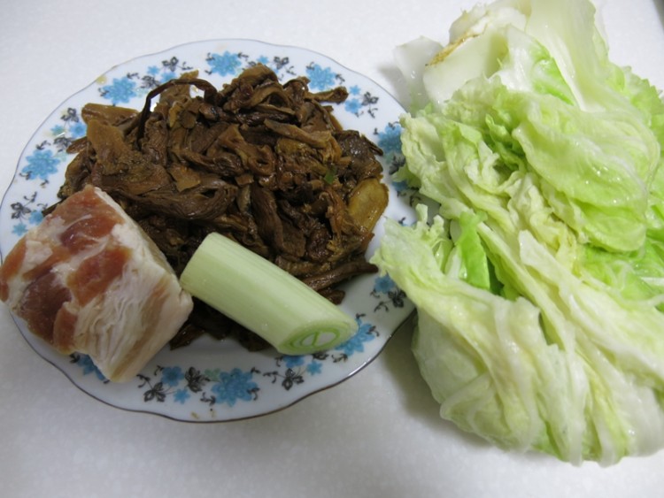 白菜肉片炒牛肝菌步骤2