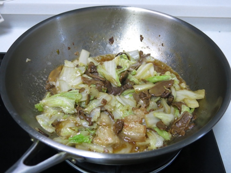 白菜肉片炒牛肝菌步骤8