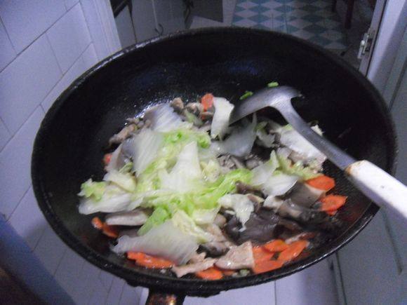 里脊鲜蘑白菜片步骤10