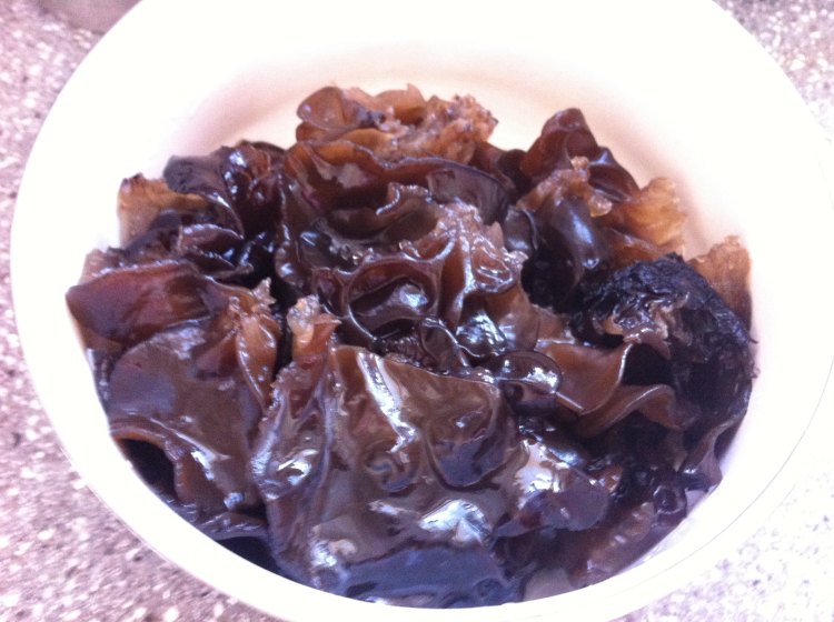 白菜木耳炒鸡蛋步骤2