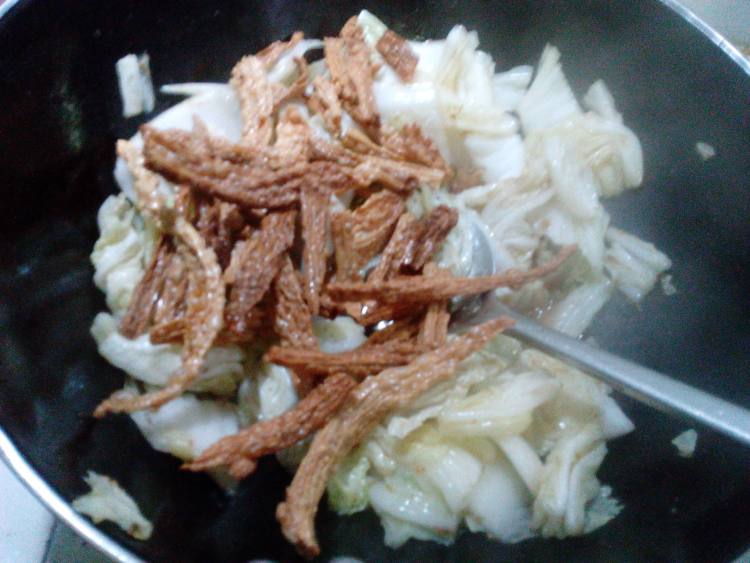 白菜炒腐竹步骤8