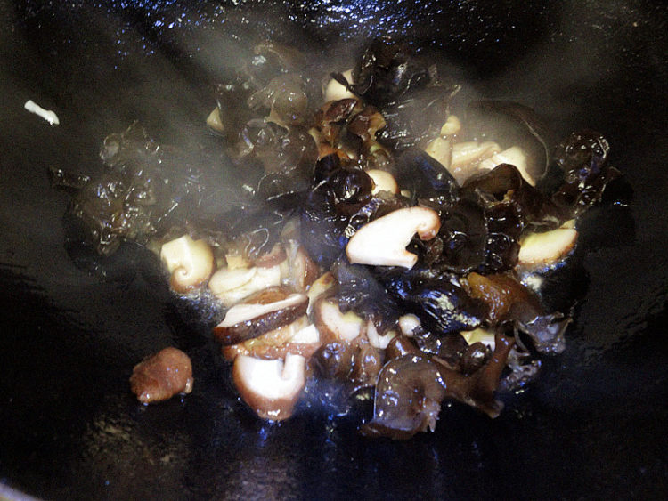 香菇冬笋炒白菜梗步骤5