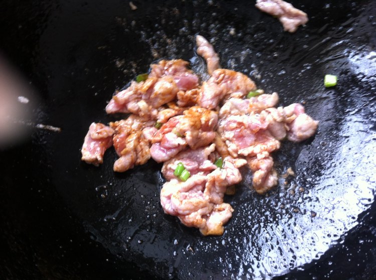 白菜鲜蘑炒肉步骤3