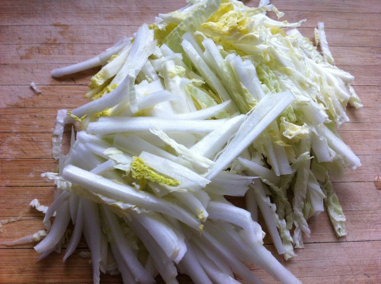 白菜鲜蘑炒肉步骤1