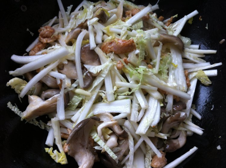 白菜鲜蘑炒肉步骤4