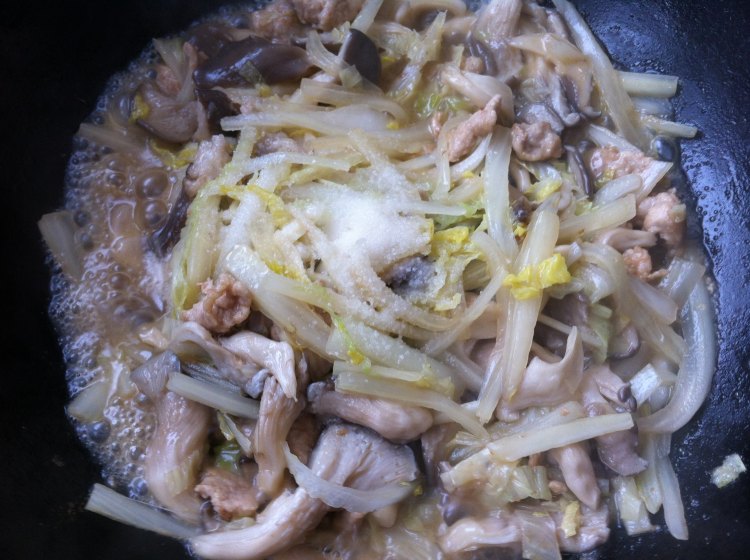 白菜鲜蘑炒肉步骤6