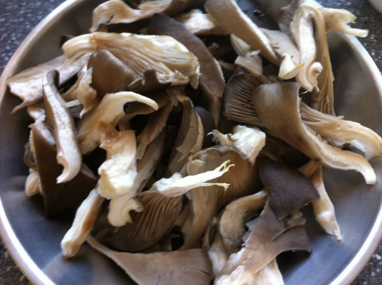 白菜豆腐鲜蘑炒肉步骤1