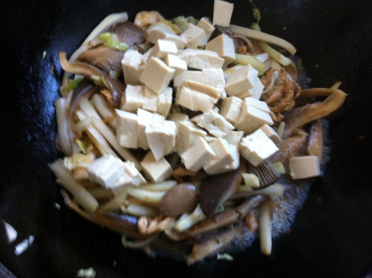 白菜豆腐鲜蘑炒肉步骤5