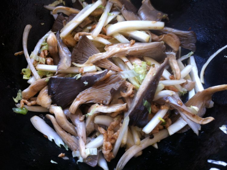 白菜豆腐鲜蘑炒肉步骤4