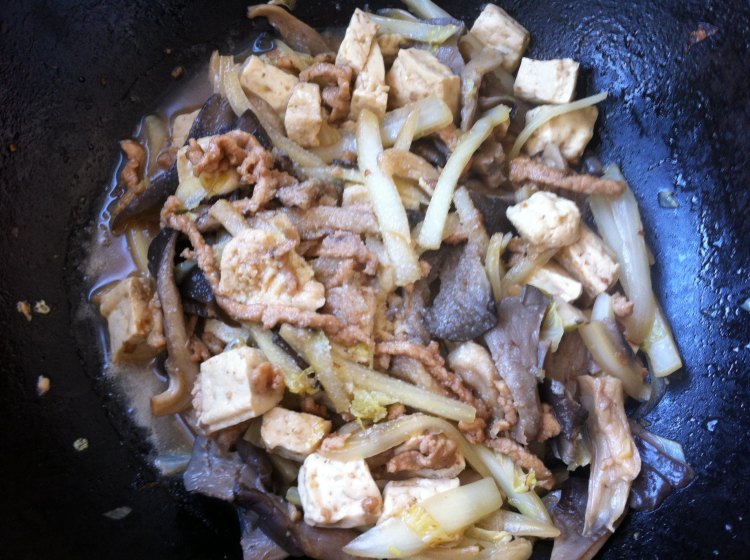 白菜豆腐鲜蘑炒肉步骤6