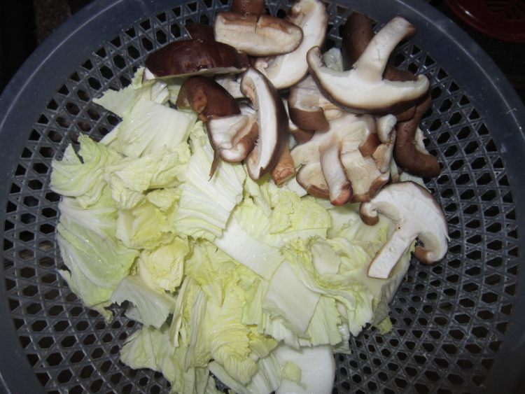白菜香菇炒瘦肉步骤1