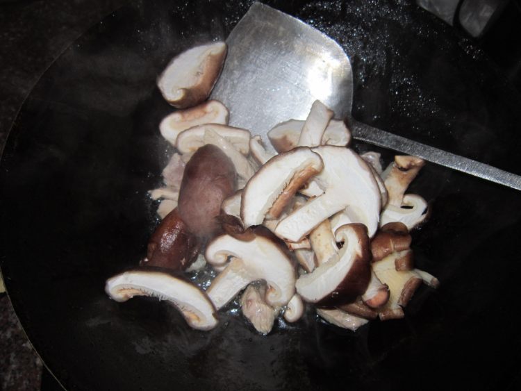 白菜香菇炒瘦肉步骤4