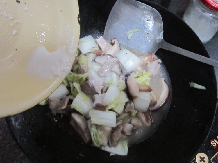 白菜香菇炒瘦肉步骤7