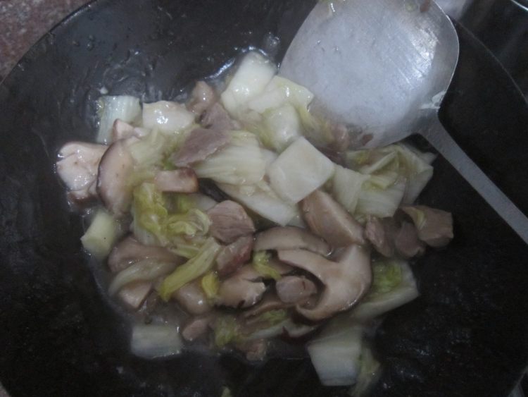 白菜香菇炒瘦肉步骤8
