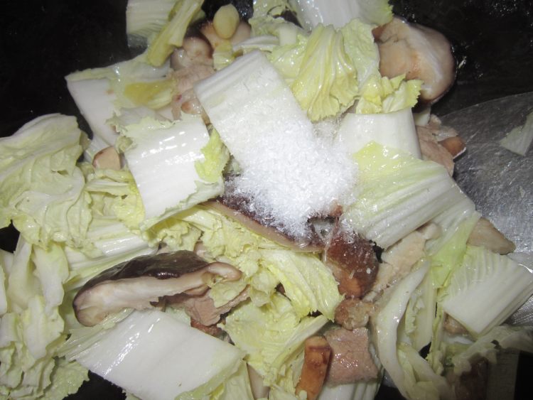 白菜香菇炒瘦肉步骤6