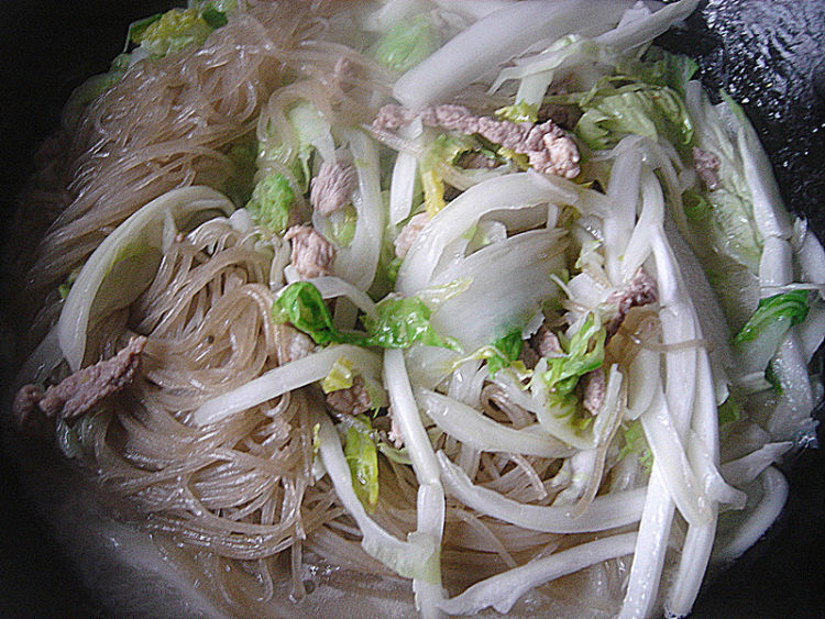 白菜肉炖粉条步骤5