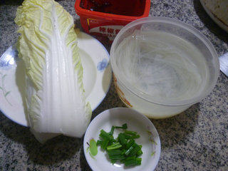 白菜炒米线步骤1