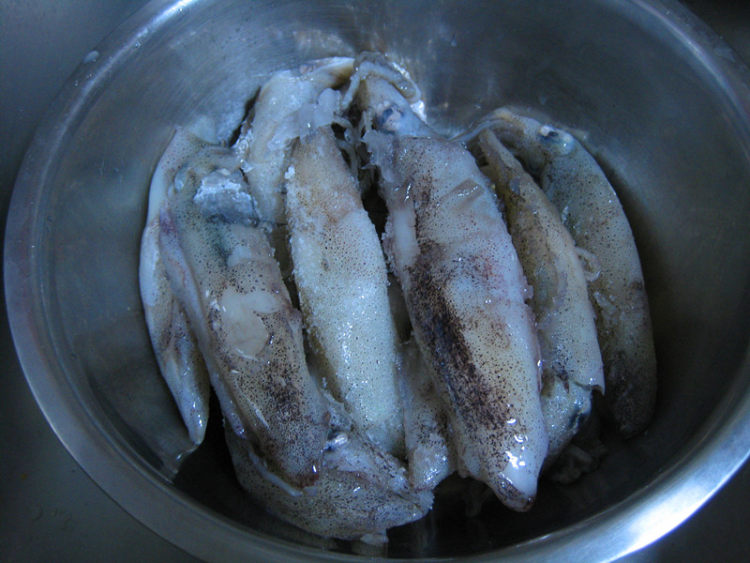 笔管鱼炖白菜豆腐步骤1