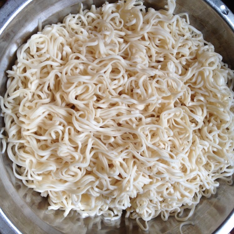鸡蛋肉末炒面步骤1
