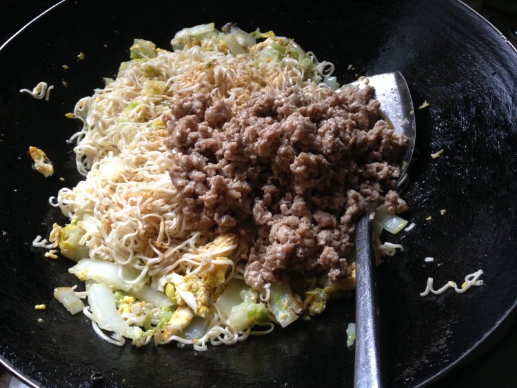 鸡蛋肉末炒面步骤8