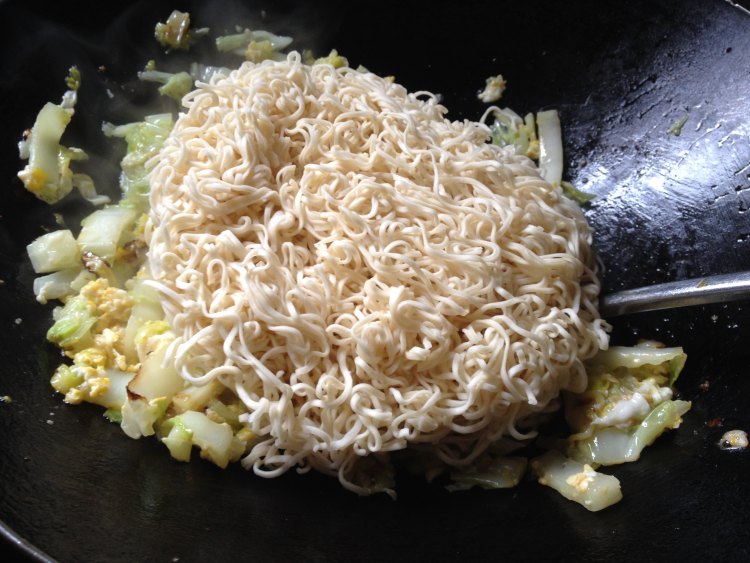 鸡蛋肉末炒面步骤7