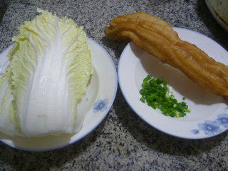 油条白菜汤步骤1