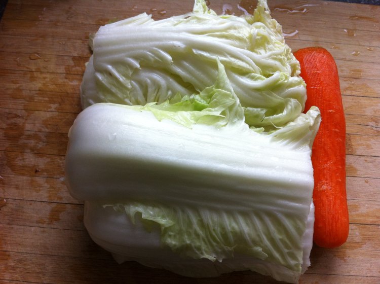 白菜胡萝卜炒肉步骤1