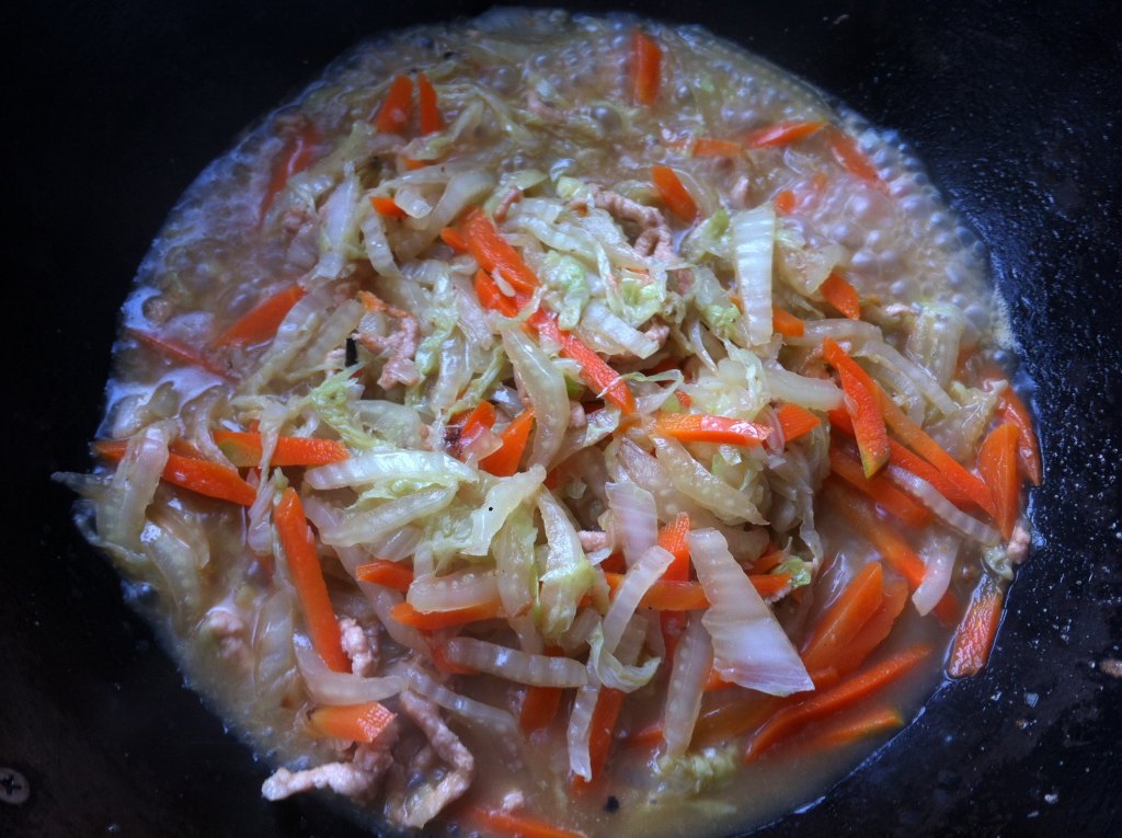 白菜胡萝卜炒肉步骤6