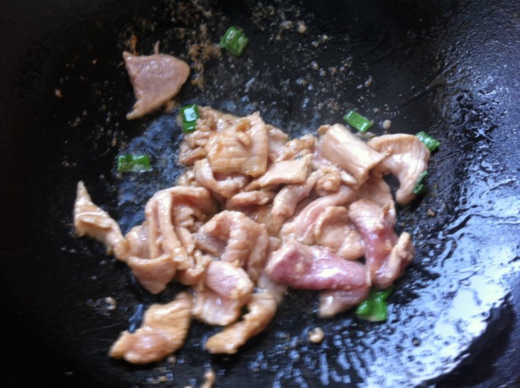 榛蘑白菜炒肉步骤6