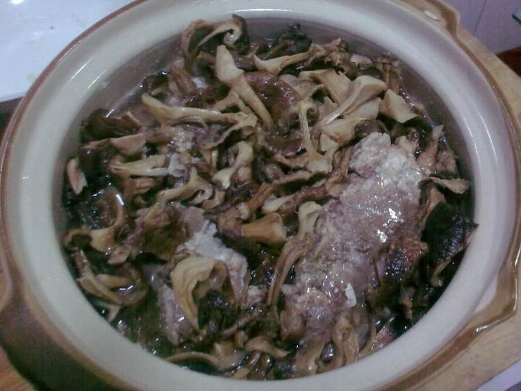 砂锅骨汤野蘑炖粉条步骤7