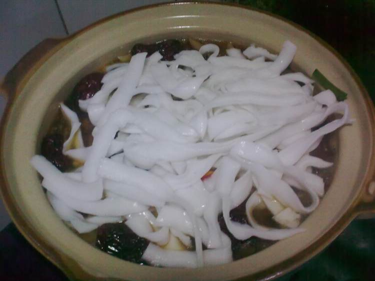 砂锅骨汤野蘑炖粉条步骤9