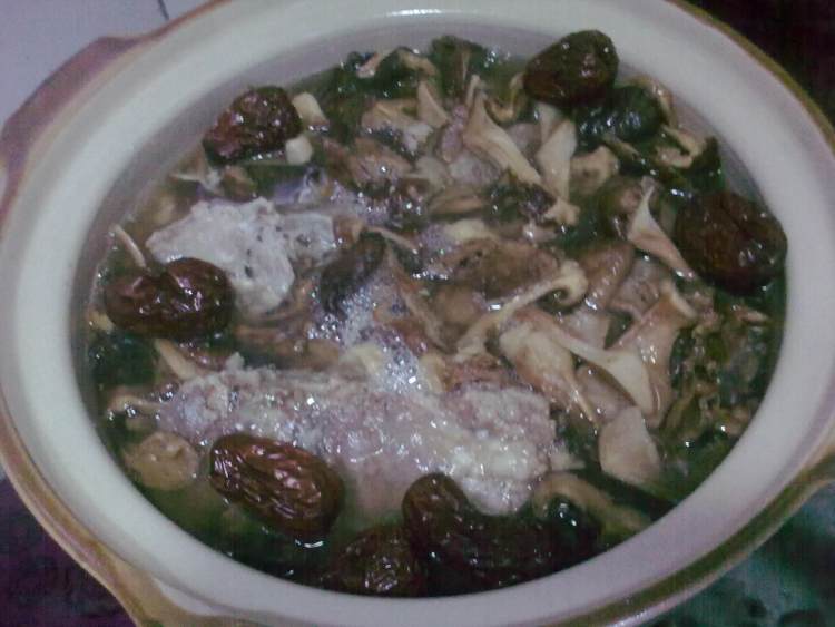 砂锅骨汤野蘑炖粉条步骤8