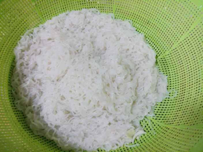 黑白菜鸡蛋炒粉步骤1